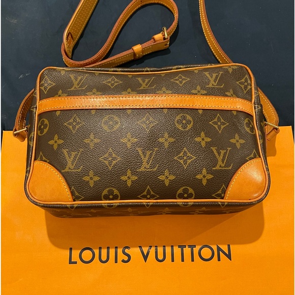 Vintage Louis Vuitton crossbody monogram handbag. Great condition.